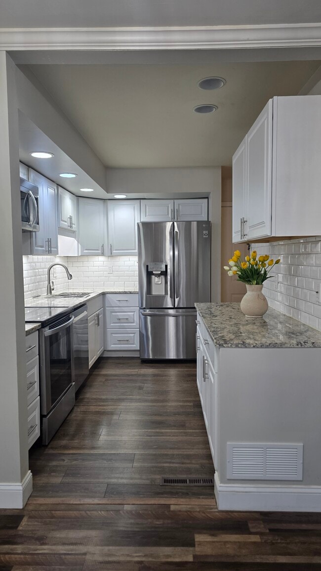 Cocina recién actualizada - 4296 Wimbledon Dr