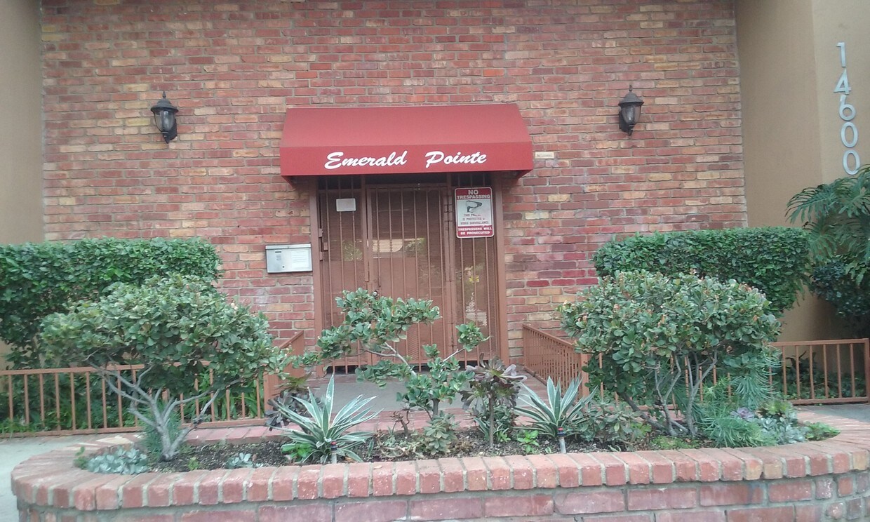 Emerald Pointe Apartment Apartments in Van Nuys, CA