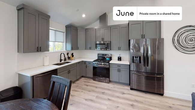 Building Photo - Private bedroom in 4 bed/3 bath Home