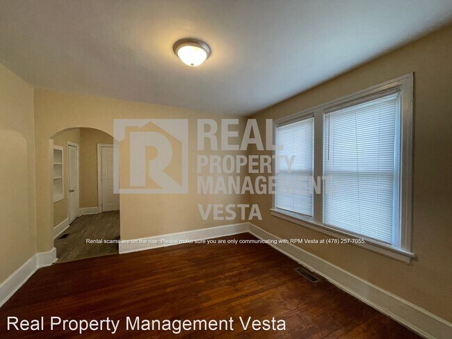Building Photo - 4 br, 2 bath House - 1305 Burton Avenue