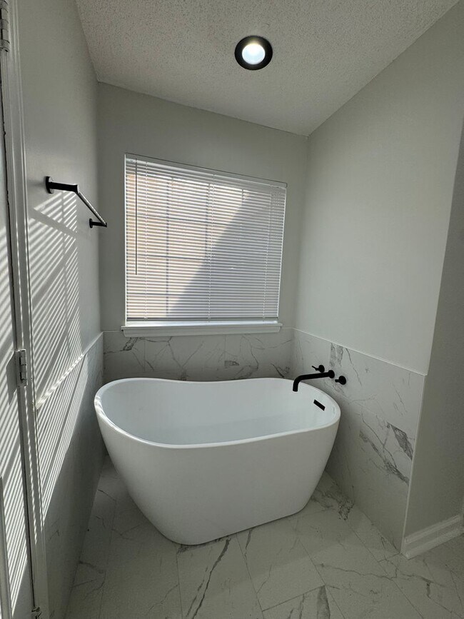 Foto del edificio - 3bed/2bath+Garage GSO!!