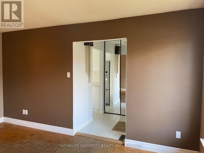 Building Photo - 7 Mandarin Crescent