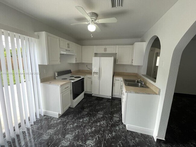 Foto del edificio - 1730 SW 64th Terrace