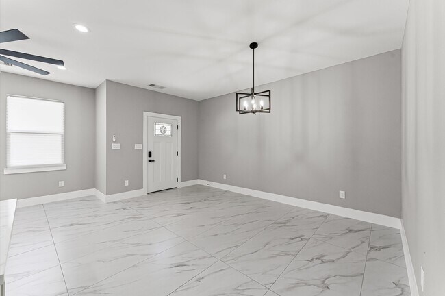 Building Photo - 9106 Everglade Dr