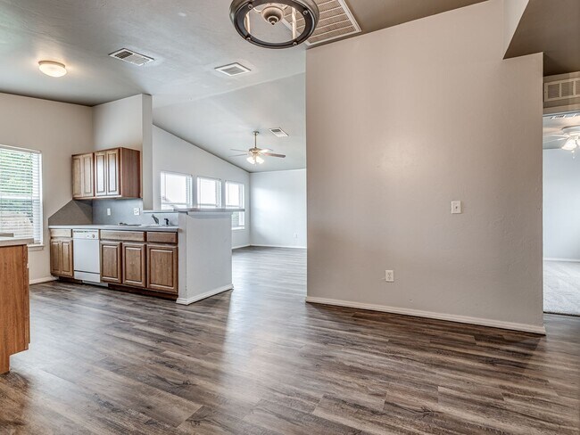 Building Photo - Charming Home in Edmond + Edmond Schools