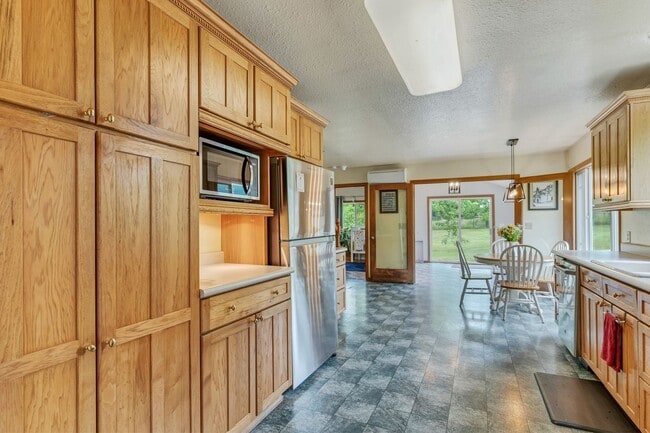 Building Photo - PRIVATE HOMESTEAD WITH ACREAGE & SHOP