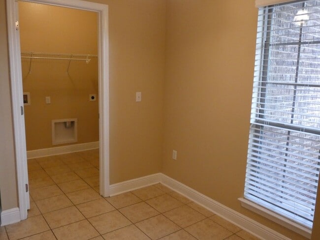 Building Photo - 3-Bedroom All Brick Home - Terra Bella