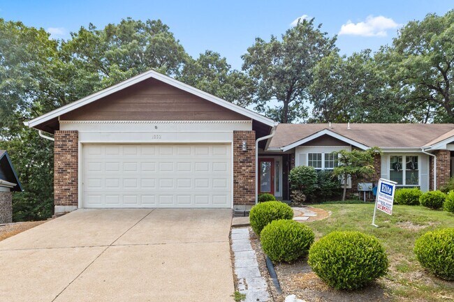 Foto del edificio - Ellisville Area / West County/ 2 BR ranch style duplex/villa w/ garage and basement.