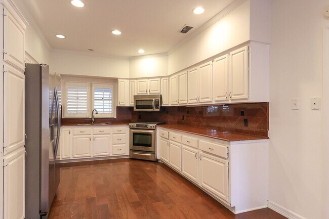 Building Photo - 6010 Long Champ Ct