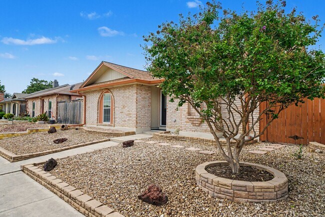 Foto del edificio - Charming 3-bed, 2-bath home in Universal C...