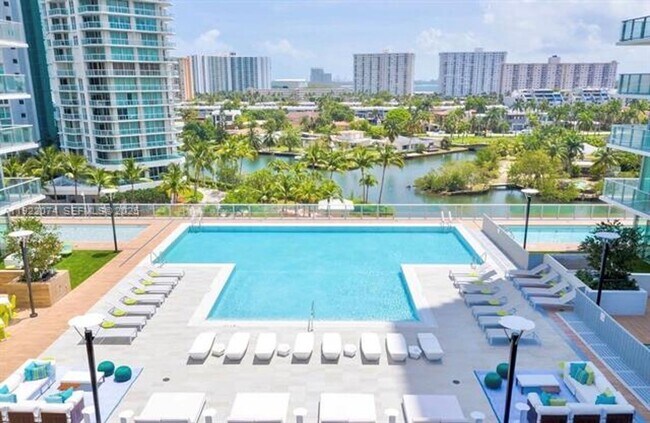 Foto del edificio - 330 Sunny Isles Blvd