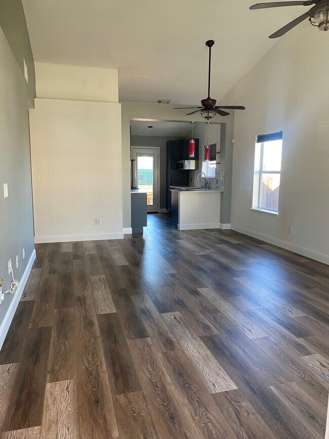 Building Photo - 112 Prairie Springs Loop