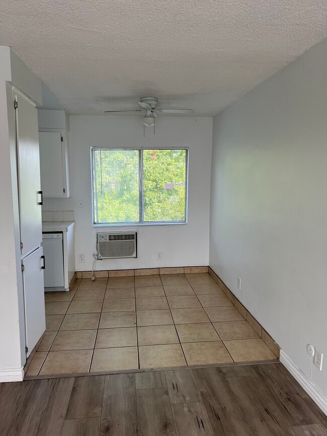Dining room - 6922 Hazeltine Ave