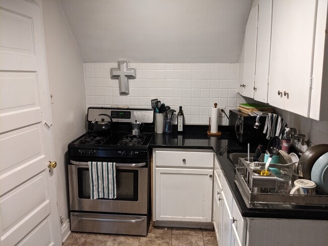 Building Photo - 1121 Leonard Pl