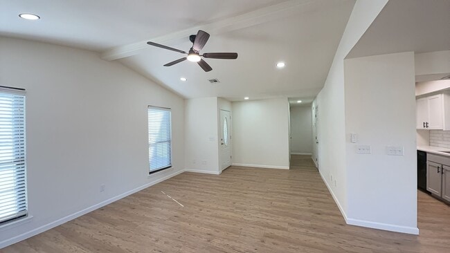 Building Photo - Welcome to your newly remodeled 3bed/2bath...