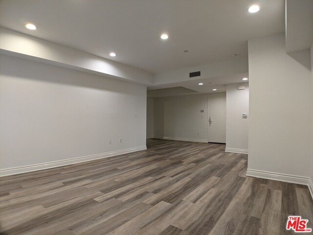 Building Photo - 147 S Doheny Dr