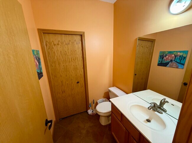 Foto del edificio - 483 Hickory Ln N