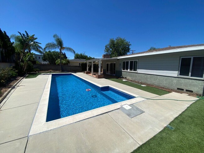 Building Photo - Great Location, Beautiful Pool! (Lease out...