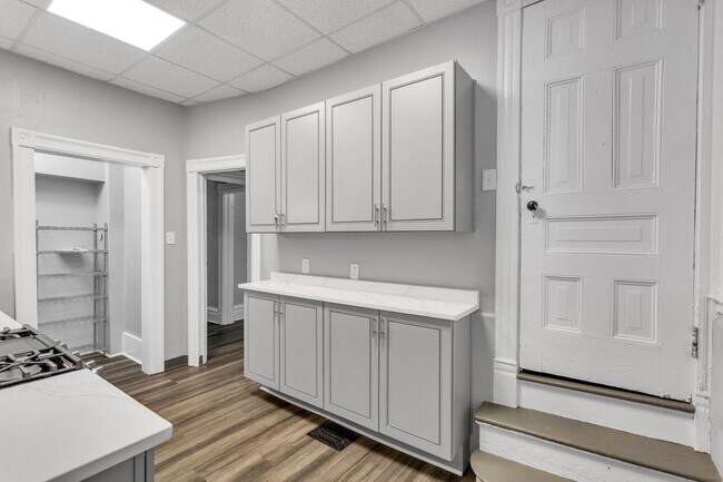 Foto del edificio - 5 bed 2 bath - completely updated top to b...
