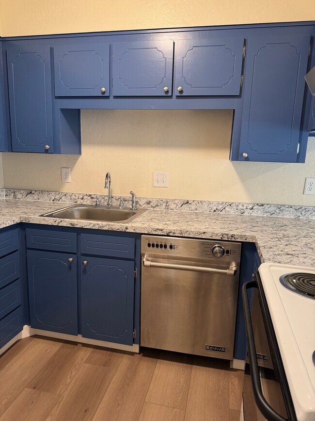 Kitchen - 141 47th Ave SE