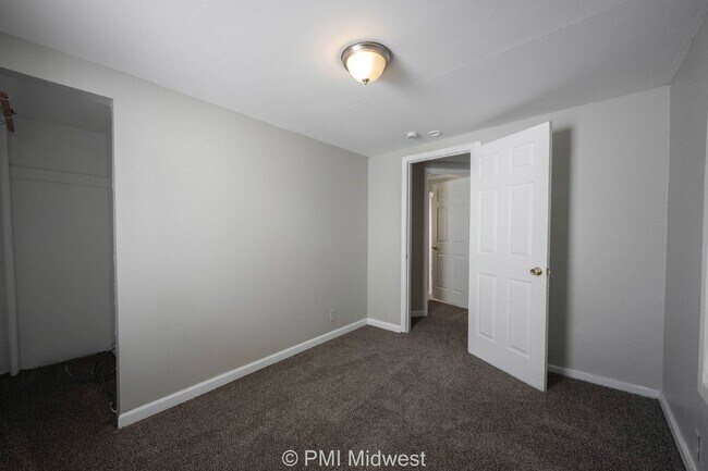 Foto del edificio - Charming 3-Bedroom Duplex with 2 Full Bath...