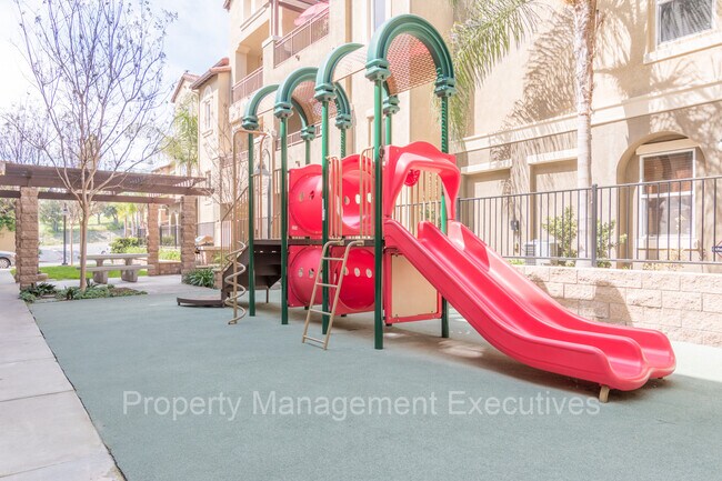 Foto del edificio - Newer 2 Bedroom, 2 Bath Townhouse with Garage