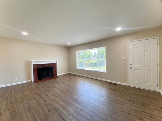 Foto del edificio - Lovely 4-bedroom home in Fremont – Sundale Neighborhood!