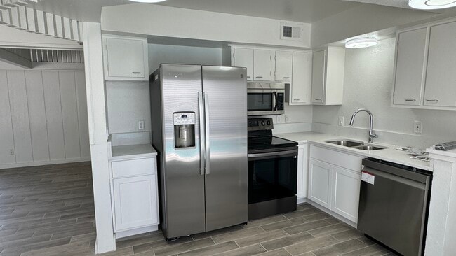 Building Photo - 8067 Meadow Rd