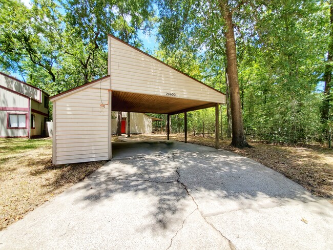 Quiet wooded lot on the end of the cul-de-sac. - 28600 Netawake Ct