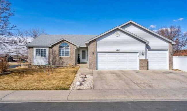 Building Photo - Updated 5-Bedroom Windsor Home - Available...