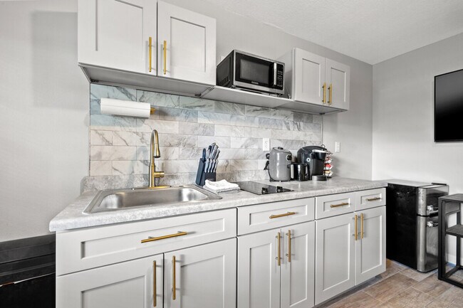 Building Photo - 4323 E Henry Ave