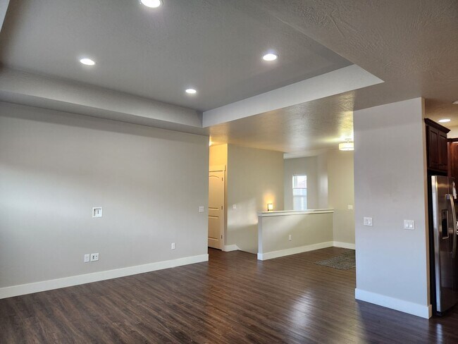 Building Photo - Gorgeous Three Bedroom House with Lawn Mow...