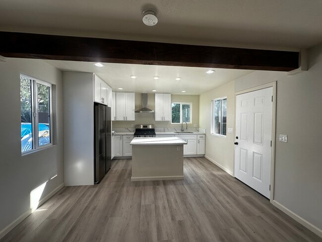 Building Photo - 1720 S Maple St