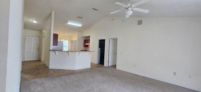 Building Photo - 4 Bedroom 2 Bath Located in Grandview Subd...
