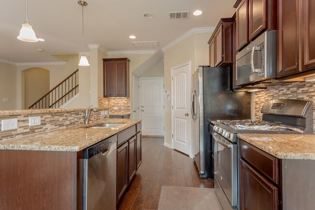 Building Photo - Charming 3BR/2.5BA Two-Level Home with Natural Light and Comfort