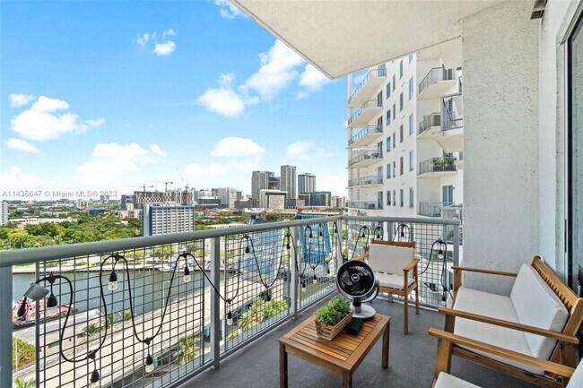 Foto del edificio - 10 SW South River Dr
