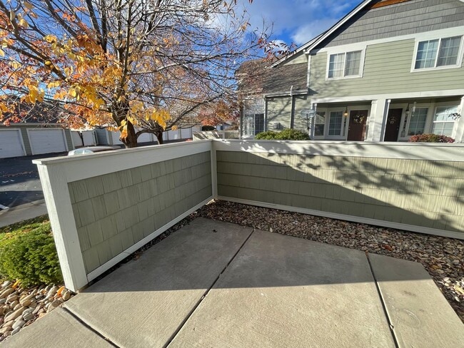 Building Photo - Spacious & Bright 2 BED/2.5 BATH Townhome ...
