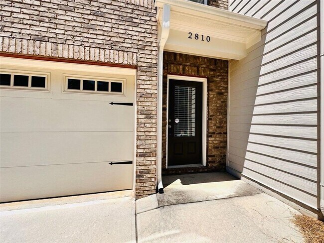 Building Photo - 2810 White Oak Ln
