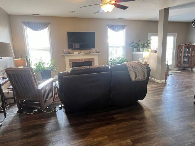 Foto del edificio - 8342 Stark Dr