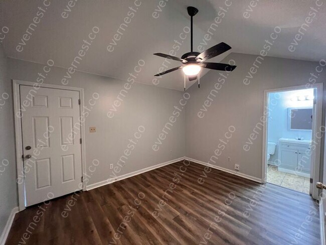 Foto del edificio - 554 Creekwood Cir S