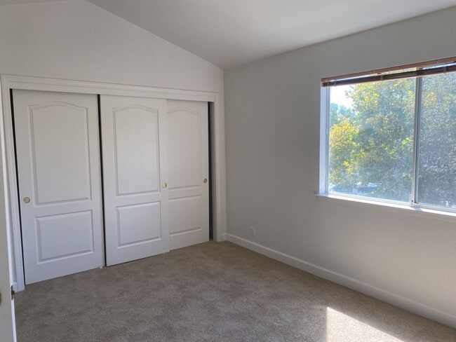 Building Photo - Great 2 bedroom 1.5 Bath condo
