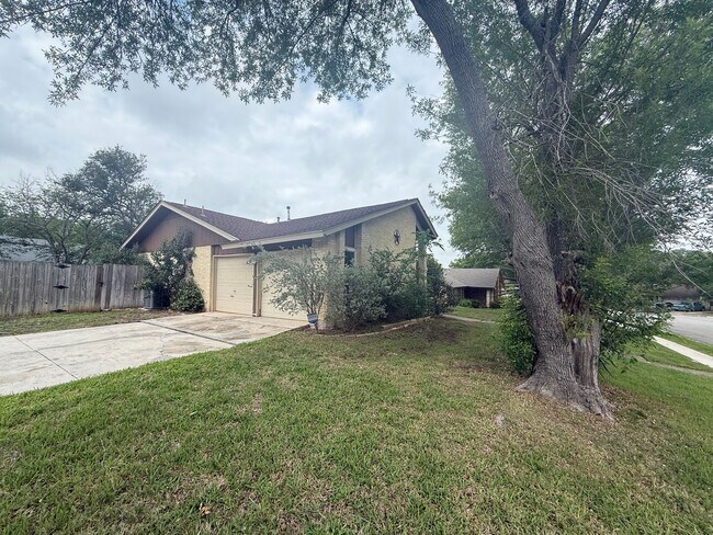 Foto del edificio - Large lot With Mature Trees and a Spacious...