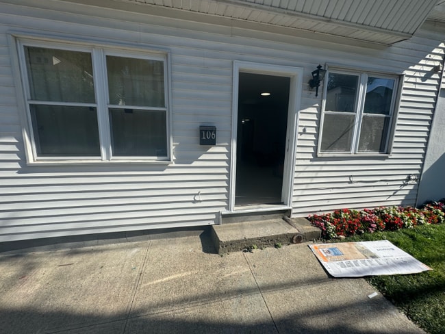 Photo - 106 E 5th St House