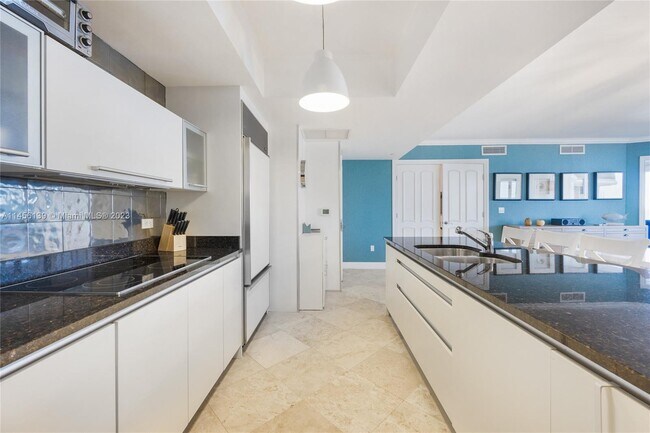 Building Photo - 17201 Collins Ave