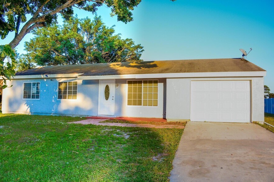 Foto principal - 377 SW Cherryhill Rd