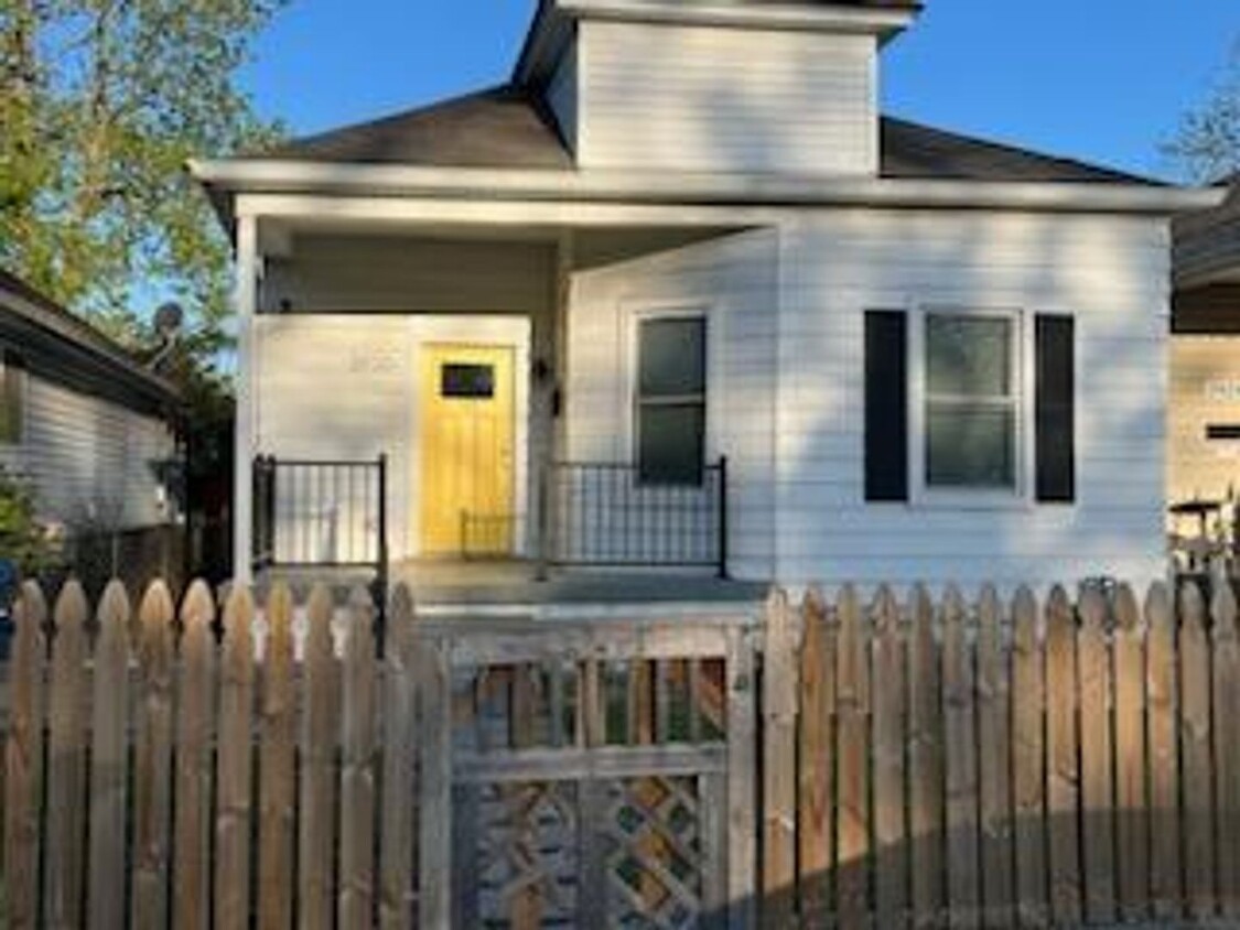 Foto principal - Newly renovted 3 bedroom Close to U of L a...