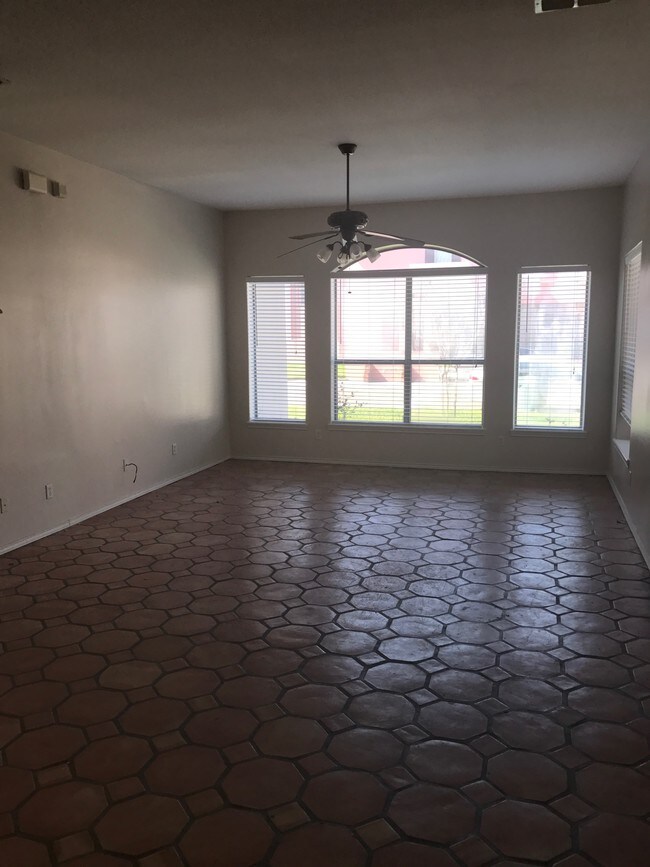 Building Photo - 702 San Angel Cir