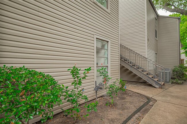 Building Photo - 9707 Richmond Ave.
