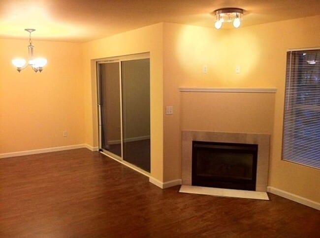 Building Photo - Bright Top-Floor Condo Near Northgate & Green Lake