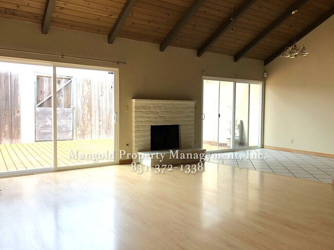 Foto del edificio - Charming 2-Bed 1-Bath Home with Vaulted Ce...